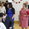 La reine Letizia d'Espagne, accompagnée de Maria Cavaco Silva, la femme du président portugais Anibal Cavaco Silva, visite un centre pour personnes handicapées et ayant des maladies rares à Moita près de Lisbonne, le 7 novembre 2014