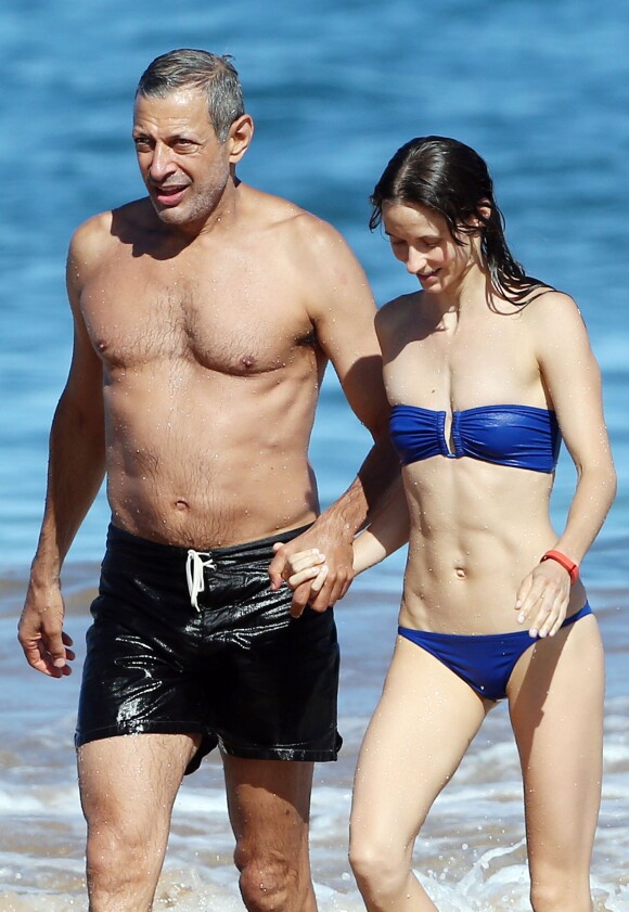 Exclusif - Jeff Goldblum et sa fiancée Emilie Livingston se baignent lors de leurs vacances à Hawaï, le 16 juillet 2014.