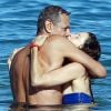 Exclusif - Jeff Goldblum et sa fiancée Emilie Livingston se baignent lors de leurs vacances à Hawaï, le 16 juillet 2014.