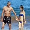 Exclusif - Jeff Goldblum et sa fiancée Emilie Livingston se baignent lors de leurs vacances à Hawaï, le 16 juillet 2014.
