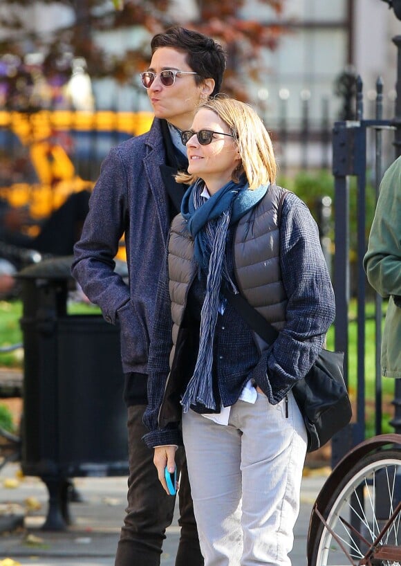 Jodie Foster et sa femme Alexandra Hedison se promènent à New York, le 11 novembre 2014.