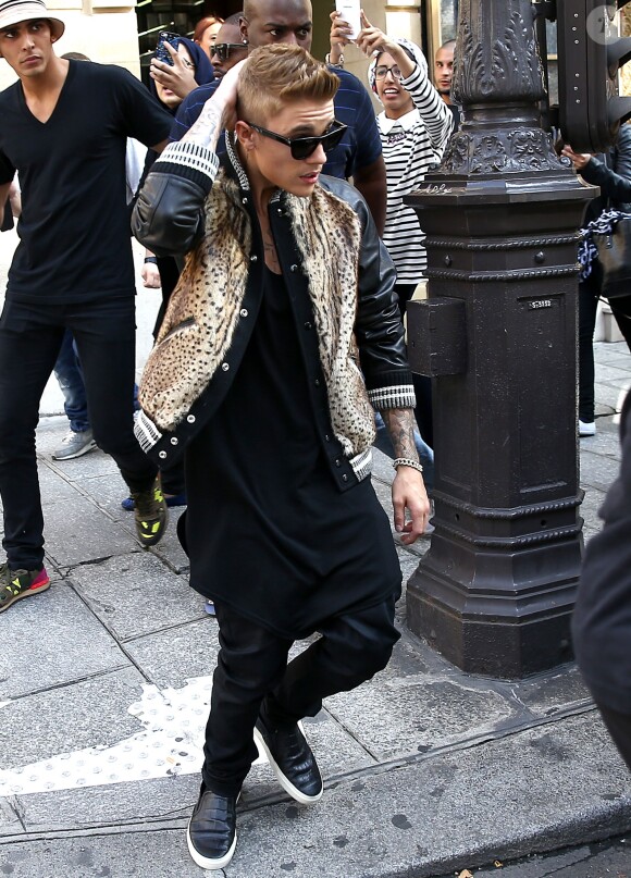 Justin Bieber fait du shopping avenue Montaigne à Paris, le 30 septembre 2014. 