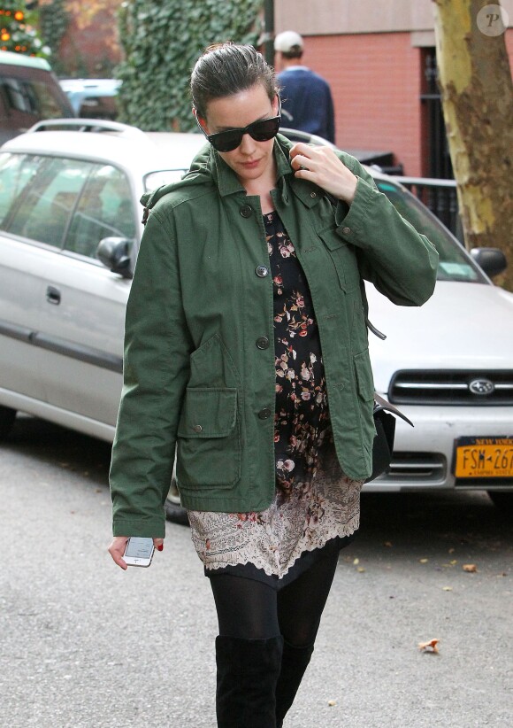 Liv Tyler enceinte se promène dans les rues de New York, le 29 octobre 2014.