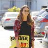 Jessica Alba se promène dans les rues de Los Angeles, le 6 novembre 2014.