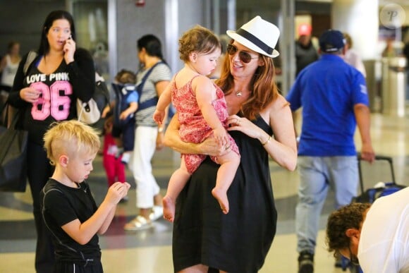 Poppy Montgomery, sa fille Violet Grace et son fils Jackson à l'aéroport LAX de Los Angeles le 1er août 2014