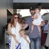 Poppy Montgomery, son époux Shawn Sanford, leur fille Violet Grace et Jackson (fils de Poppy) à l'aéroport LAX de Los Angeles à New York, le 18 juin 2014