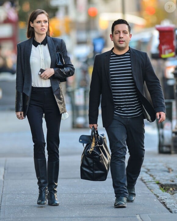 Coco Rocha, enceinte, et son mari James Conran se promènent à New York, le 11 novembre 2014.