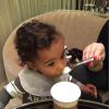 Chocolat chaud à la cuillère pour North, après un après-midi au zoo avec sa mère Kim Kardashian et ses amies Lorraine Schwartz et Ofira Sanberg. Los Angeles, le 14 novembre 2014.