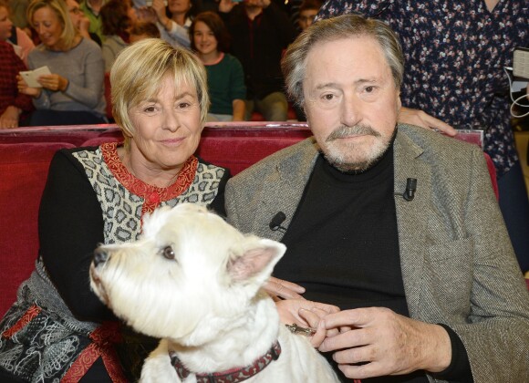 Victor Lanoux, sa femme Véronique Langlois et leur chien - Enregistrement de l'émission "Vivement Dimanche" diffusée le 16 novembre 2014 sur France 2.
