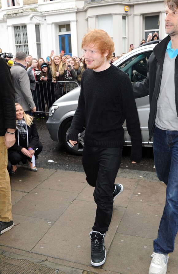 Ed Sheeran - Arrivée des people à l'enregistrement "Band Air 30" pour venir en aide des victimes du virus Ebola, à Londres, le 15 novembre 2014.