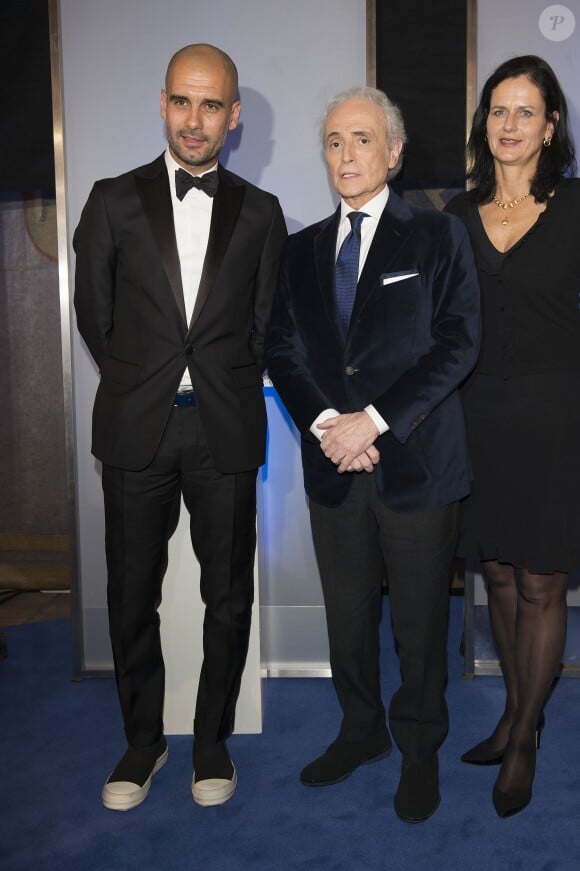 Pep Guardiola, José Carreras et Dr. Gabriele Kröner lors de la cérémonie de remise des "Care-for-Rare Science Awards 2014" à Munich, le 13 novembre 2014