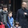 Josep Guardiola, sa femme Cristina Serra et ses trois enfants, vont déjeuner dans le quartier de Soho à New York, le 12 janvier 2013.