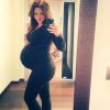 Émilie Nef Naf, enceinte de son deuxième enfant : un énorme baby bump et un sourire épanoui !