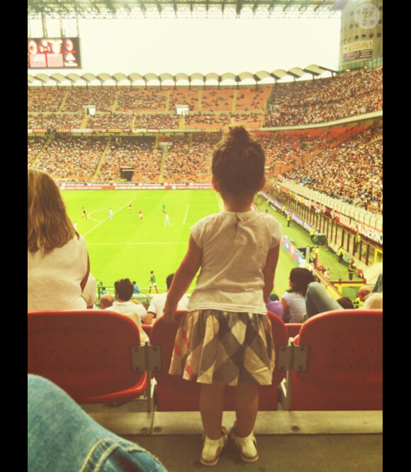 Emilie Nef Naf assite à un match de football de son chéri. Leur fille est fan de son papa. Août 2014.