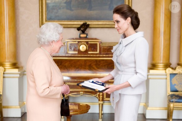 Angelina Jolie a été décorée du titre de Dame grand-croix de l'ordre de St Michael et St George pour son engagement contre les violences faites aux femmes en temps de guerre, la plus haute distinction civile du Royaume-Uni, au palais de Buckingham à Londres le 10 octobre 2014.