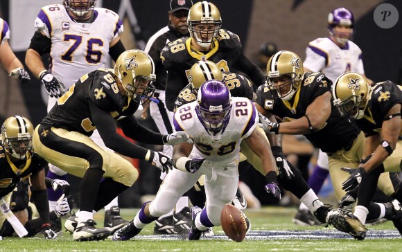 Adrian Peterson, running back des Vikings du Minnesota, perd la balle lors d'un match de NFL contre les Saints de la Nouvelle-Orléans le 24 janvier 2010