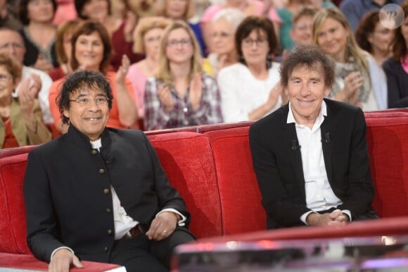 Laurent Voulzy et Alain Souchon sur le canapé rouge de Michel Drucker dans Vivement Dimanche, émission enregistrée le 19 novembre 2014 et diffusée le 23.
