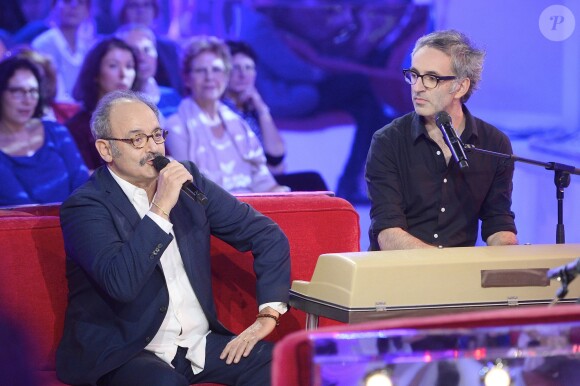 Louis Chedid et Vincent Delerm dans Vivement Dimanche, émission enregistrée le 19 novembre 2014 et diffusée le 23.