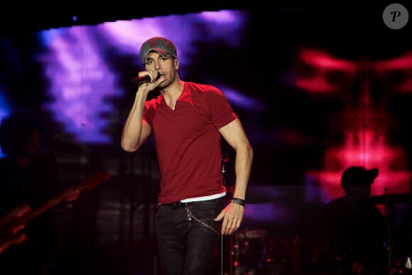 Le chanteur Enrique Iglesias en concert sur la scène de Bercy à Paris, le 21 novembre 2014