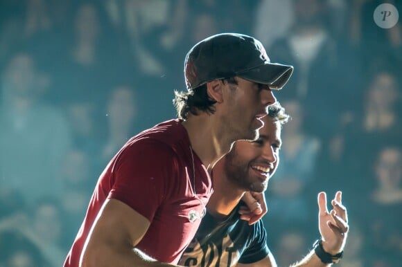 Enrique Iglesias et Anthony Touma (The Voice 2) en concert au Palais Omnisports de Paris-Bercy le 21 novembre 2014