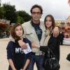 Anthony Delon et ses filles Loup et Liv lors de l'inauguration de la fête foraine des Tuileries à Paris le 28 juin 2013