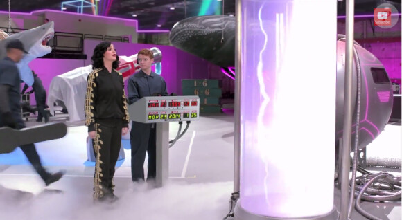 Katy Perry et sa machine à voyager dans le temps, dans son centre d'essai des idées pour le show de la mi-temps du prochain Super Bowl du 1er février 2015