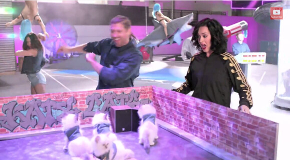 Katy Perry, sous le charme de chatons, dans son centre d'essai des idées pour le show de la mi-temps du prochain Super Bowl du 1er février 2015