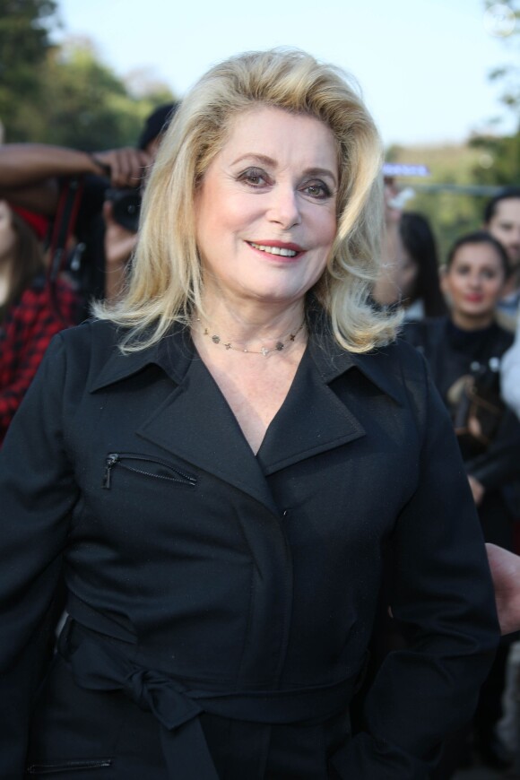 Catherine Deneuve au défilé de mode "Louis Vuitton", collection prêt-à-porter printemps-été 2015, à Paris le 1er octobre 2014