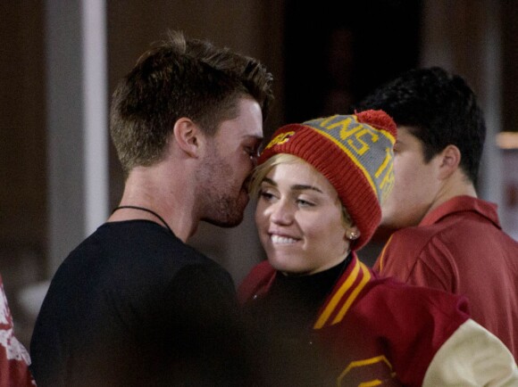 Miley Cyrus et Patrick Schwarzenegger lors d'un match universitaire à Calabasas, le 14 novembre 2014.