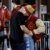 Miley Cyrus et Patrick Schwarzenegger officialisent leur romance lors d'un match universitaire à Calabasas, le 14 novembre 2014.