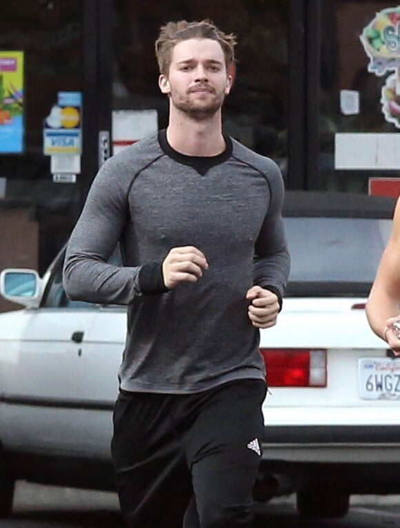 Exclusif - Patrick Schwarzenegger fait son jogging avec un ami à Los Angeles le 18 novembre 2014. 