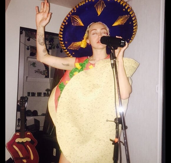 Miley Cyrus déguisée en taco mexicain sur Instagram en novembre 2014.