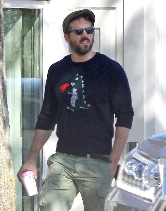 Ryan Reynolds sort chercher son café du matin à emporter à Bedford, dans l'état de New York, le 5 octobre 2014.