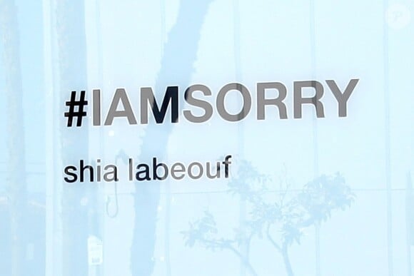 Shia LaBeouf présente son projet arty #IAMSORRY dans une galerie de Los Angeles, le 12 février 2014.