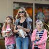 Denise Richards avec ses filles Lola et Sam à Los Angeles, le 27 novembre 2014.