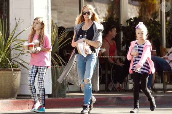 Denise Richards en compagnie de ses filles Sam et Lola à Los Angeles, le 27 novembre 2014.