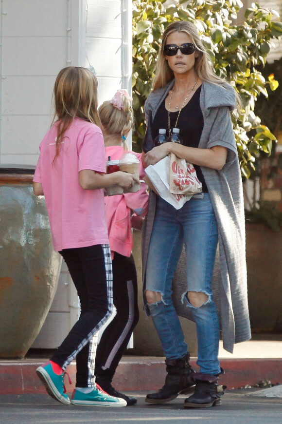 Denise Richards à Los Angeles avec ses filles Sam et Lola, le 27 novembre 2014. 