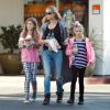 Denise Richards en compagnie de ses filles Lola et Sam à Los Angeles, le 27 novembre 2014.