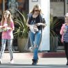 Denise Richards en compagnie de ses filles Lola et Sam à Los Angeles, le 27 novembre 2014.
