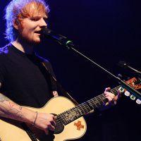 Ed Sheeran à Paris : Le phénomène anglais émeut et fait chanter ses fans