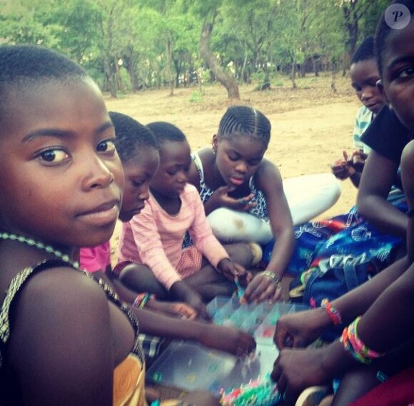 Mercy (au centre), la fille de Madonna, au Malawi, novembre 2014.
