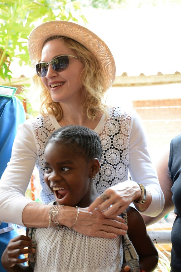 Madonna et Mercy James au Queen Elizabeth Central Hospital à Blantyre, Malawi, le 27 novembre 2014
