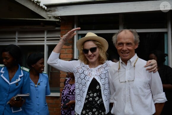 Madonna quitte le Queen Elizabeth Central Hospital à Blantyre, Malawi, le 27 novembre 2014