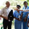 Madonna et Mercy James discutent avec des médecins de Queen Elizabeth Central Hospital à Blantyre, Malawi, le 27 novembre 2014