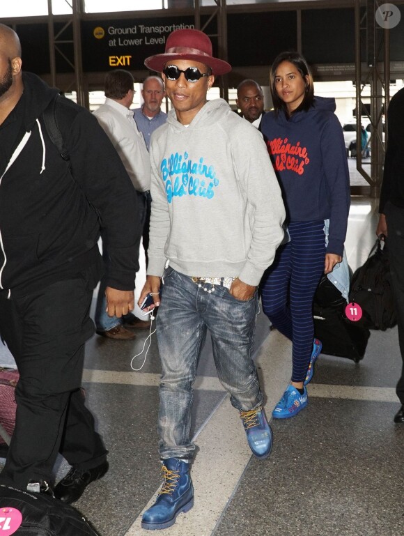 Pharrell Williams et sa femme Helen Lasichanh à l'aéroport de Los Angeles, le 20 novembre 2014.