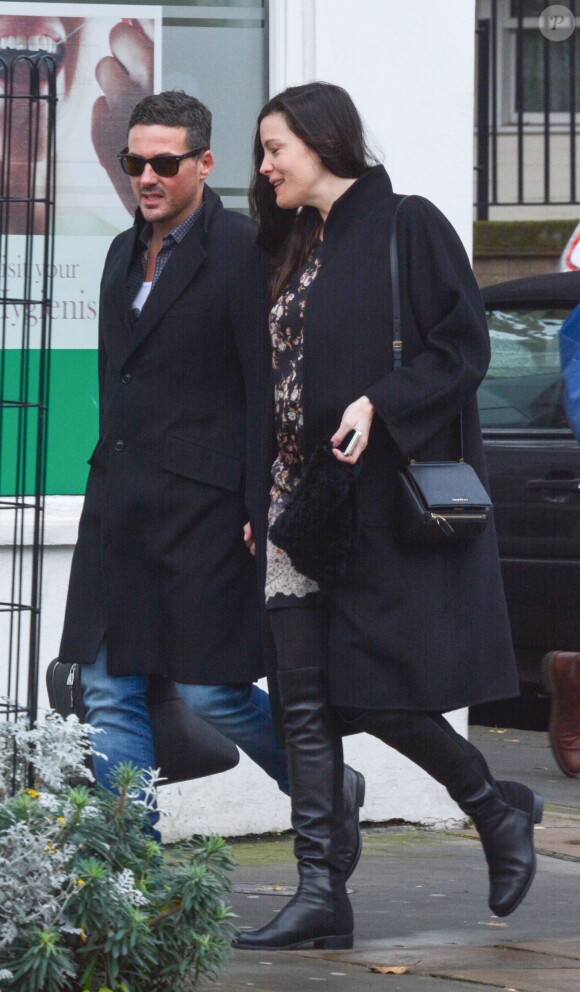 Exclusif - Liv Tyler (enceinte) se promène, main dans la main, avec son compagnon Dave Gardner dans les rues de Notting Hill à Londres, le 20 novembre 2014