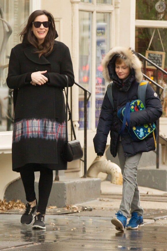 Liv Tyler, enceinte, avec son fils Milo, à New York le 2 décembre 2014