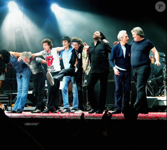 Mick Jagger, Keith Richards, Ronnie Wood, Charlie Watts et Bobby Keys lors d'un concert au Globe Arena de Stockholm, le 21 juillet 2003