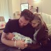 Sean Parker et son épouse Alexandra posent avec leur nouveau-né, Zephyr Emerson, né le 1er décembre 2014.