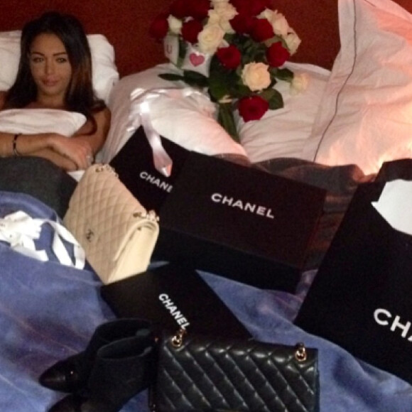 Nabilla entourée de sacs Chanel après Noël, en 2014
